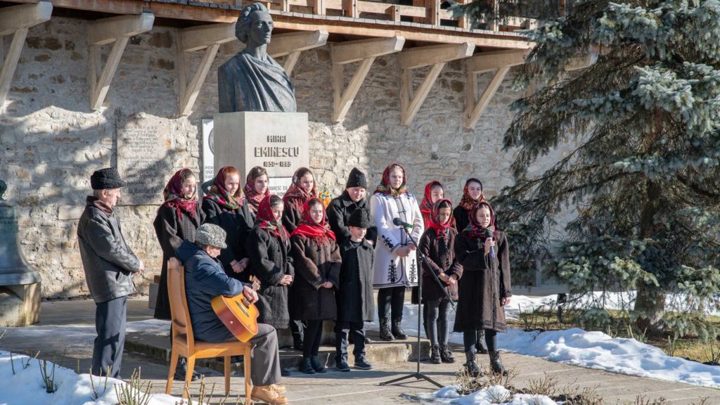„Serbarea de la Putna – 150”: Elevii din regiunea Cernăuți sunt invitați la un concurs de recitare de poezie
