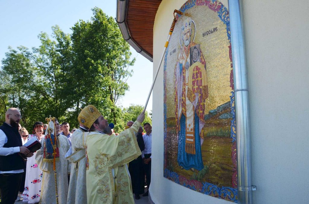 „Ne-a ajutat Dumnezeu să fim împreună, după atâta vreme”. PS Sofronie a sfințit biserica unei mici comunități orădene