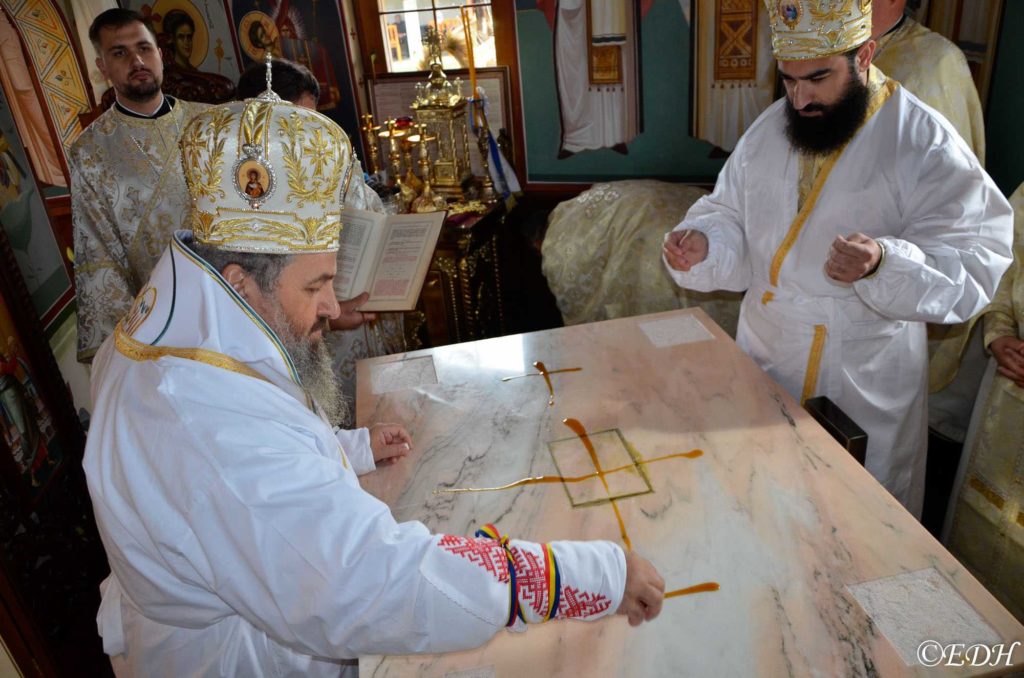 Trei ierarhi au oficiat sfințirea bisericii de lemn din Hațeg. „Crucea Episcopiei Devei și Hunedoarei” pentru paroh