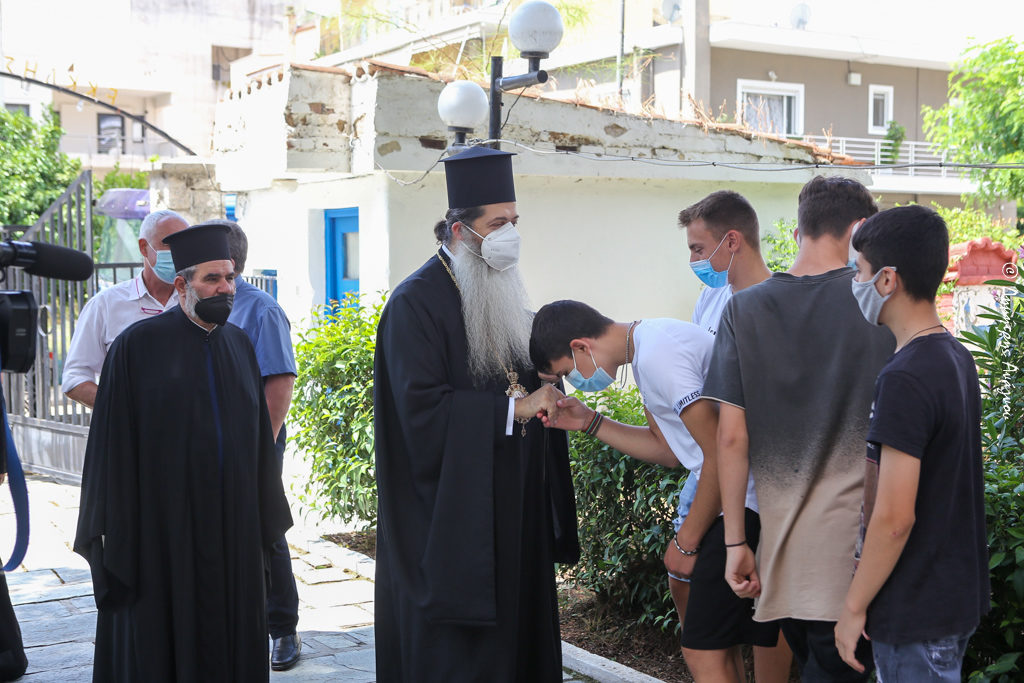 Δίπλα στους μαθητές της Εκκλησιαστικής Σχολής Λαμίας