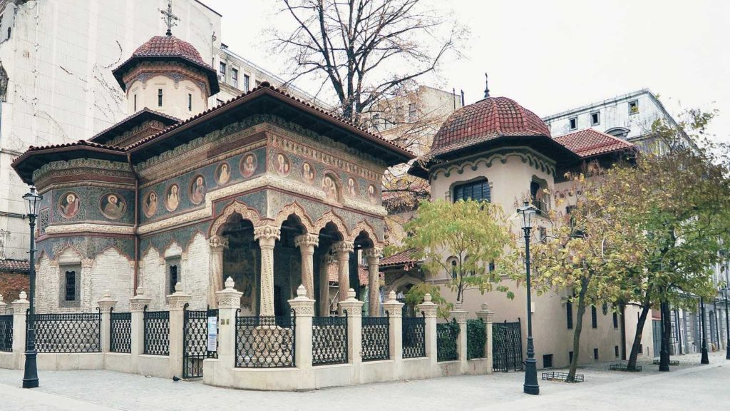 La 30 de ani de la renaștere, Mănăstirea Stavropoleos păstrează deschis dialogul cu prezentul și cu cetatea
