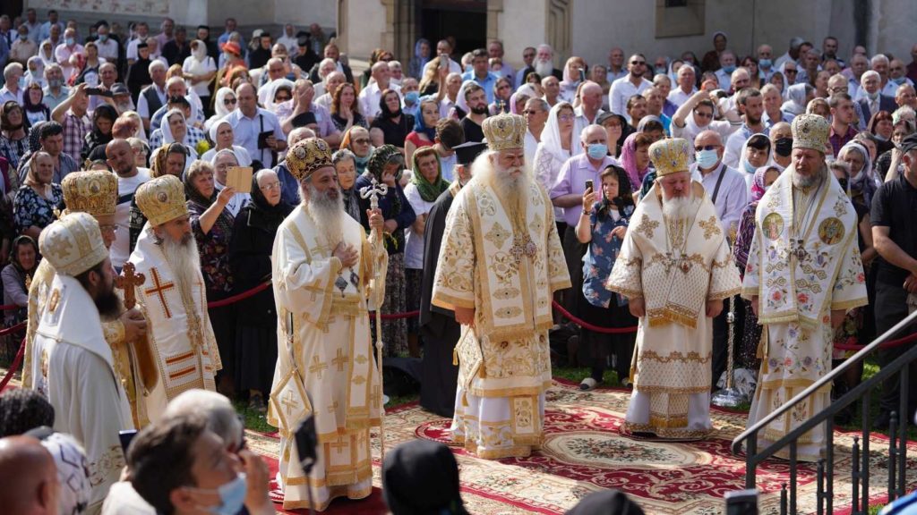 Şapte ierarhi au slujit la hramul Mănăstirii „Sfântul Ioan cel Nou” din Suceava