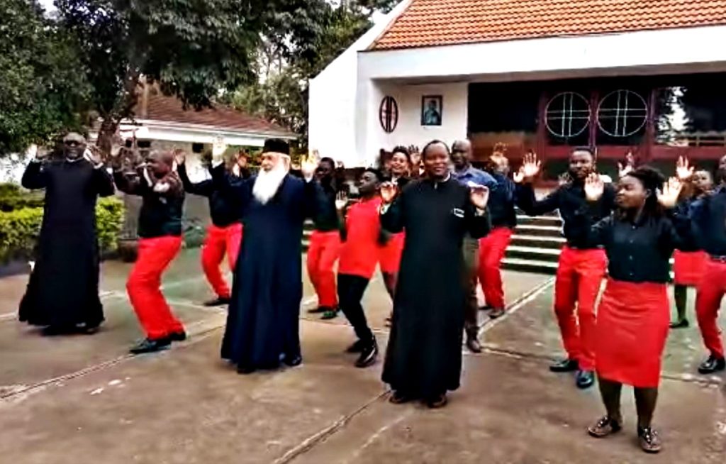 Ο δεσπότης χορεύει παραδοσιακά με Κονγκολέζους (ΒΙΝΤΕΟ)