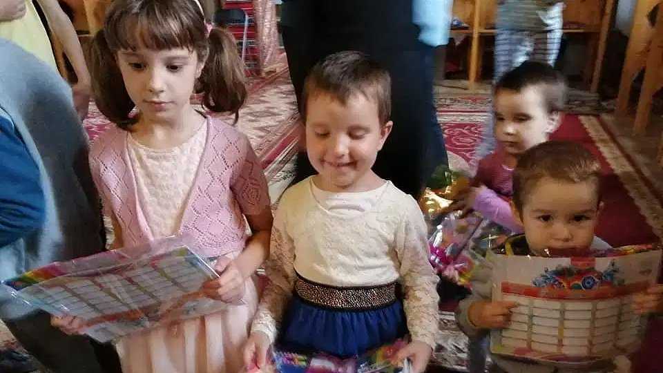 Trei asociații argeșene au oferit haine și materiale didactice pentru copiii din Episcopia Covasnei și Harghitei
