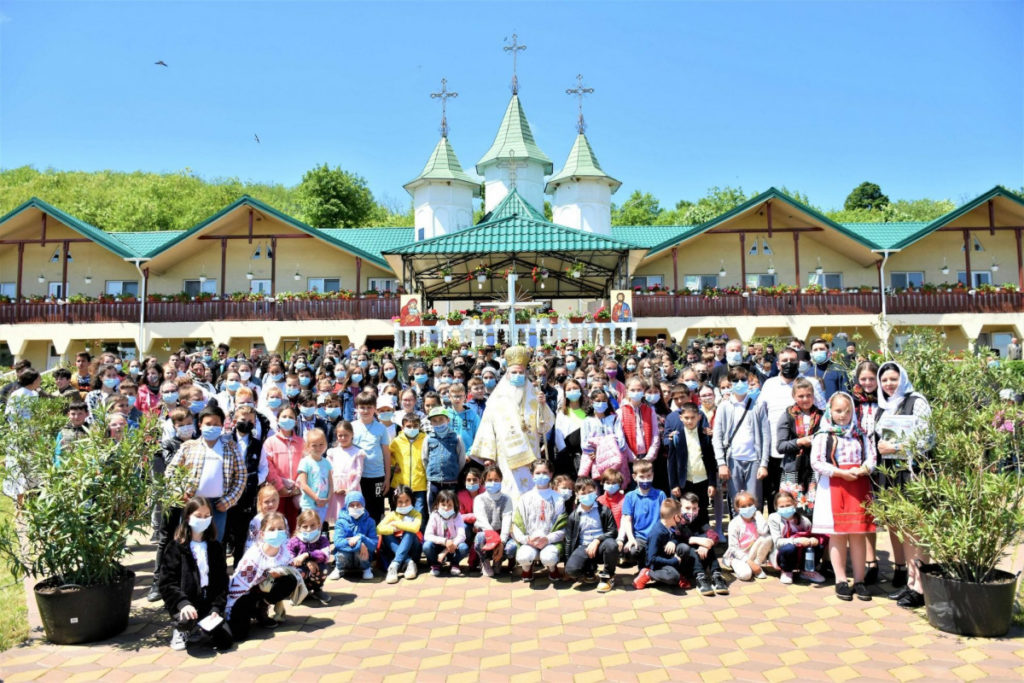 Întâlnire a tinerilor din Episcopia Hușilor la Mănăstirea Moreni