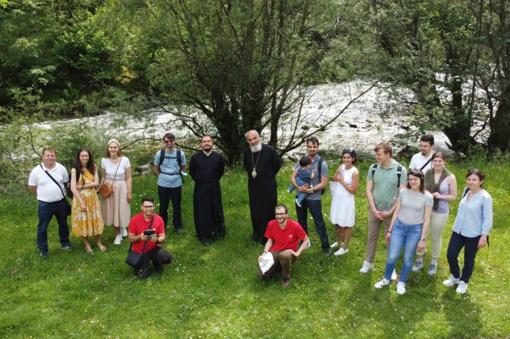 PS Marc Nemțeanul s-a întâlnit cu tinerii din Elveția și a sfințit iconostasul bisericii de la Neuchâtel