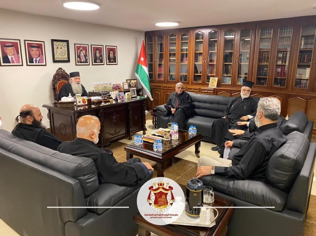 كهنة الرعية المارونية يزورون دار المطرانية