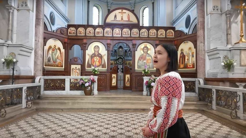 13.000 de vizualizări: Sara Nukina cântând „Îngerul a strigat” în Biserica Sf. Antonie cel Mare din Viena