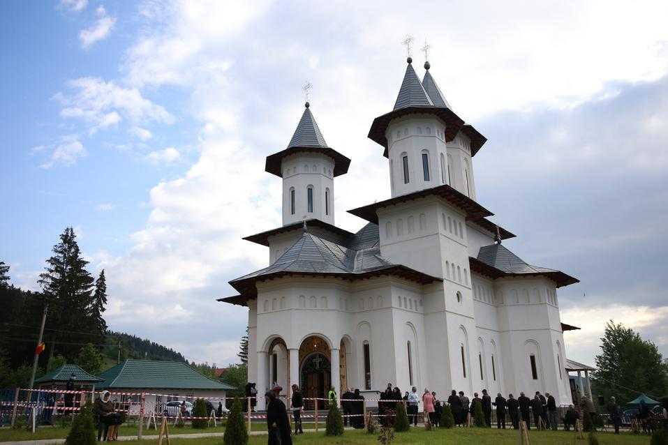 Șase ierarhi au fost prezenți la sfințirea bisericii din satul natal al Arhiepiscopului Calinic al Argeșului