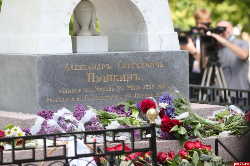 Επιμνημόσυνη δέηση στο μνημείο του Πούσκιν στο Πσκοφ