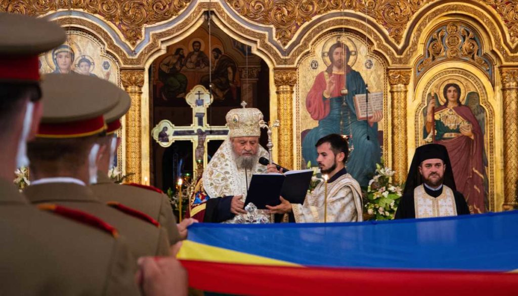 Mitropolitul Laurențiu a sfinţit Drapelul Naţional la Sibiu