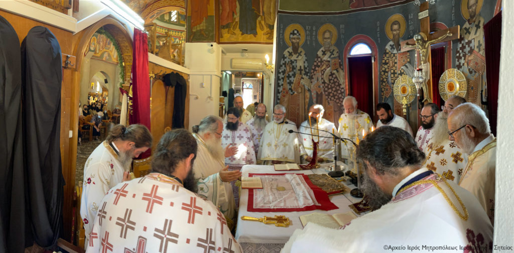 Πλήθος ιερεών και κόσμου στην Παναγία Ελεούσα Ιεράπετρας (ΦΩΤΟ)