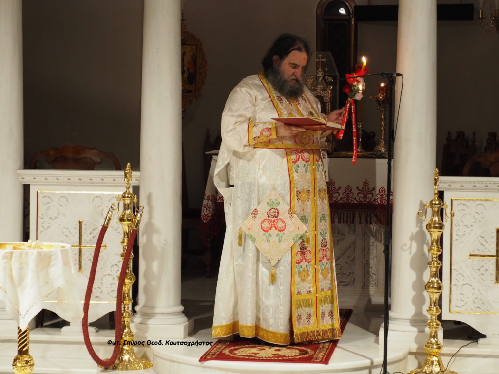 Ο π. Ευάγγελος Παπανικολάου αγρυπνώντας την Απόδοση του Πάσχα