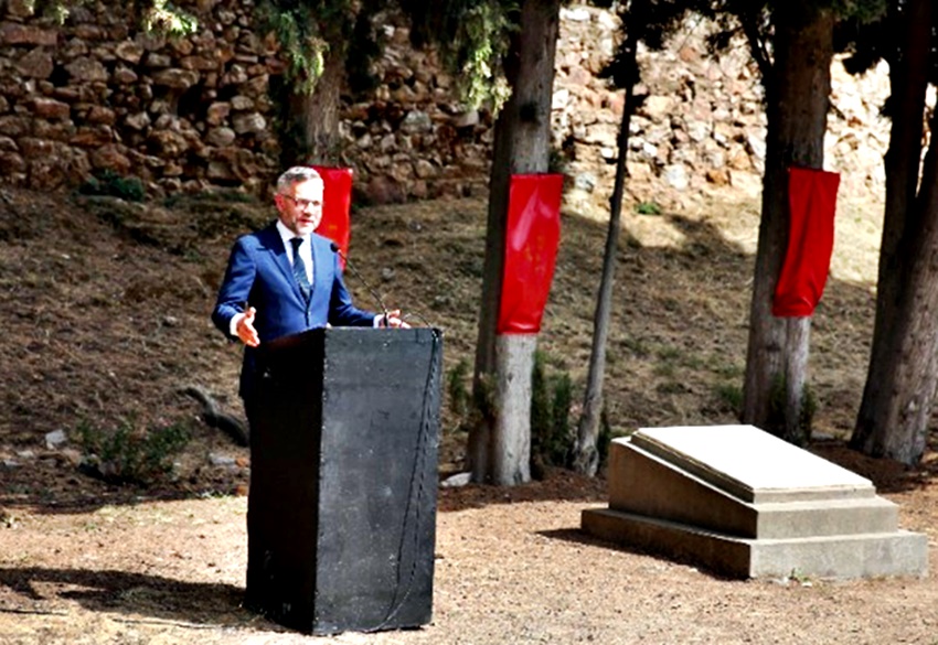 German Minister of State for Europe visits monument in Athens to victims of Nazi executions during WWII