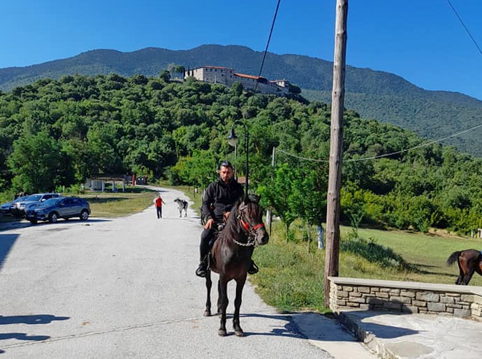 Οι καβαλάρηδες της Ελάτης τήρησαν το έθιμο με τα λείψανα του Αγίου Νικάνωρα