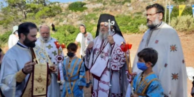 Αρχιερατική Θεία Λειτουργία στη νησίδα Θοδωρού