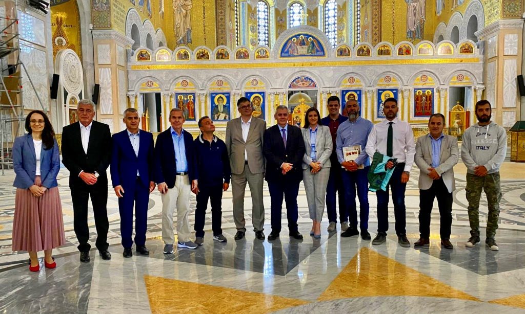 ΒΕΛΙΓΡΑΔΙ: Στενοί οι δεσμοί του ελληνικού με τον σερβικό λαό – Τη μεγαλύτερη εκκλησία των Βαλκανίων επισκέφθηκαν Ορθόδοξοι Βουλευτές