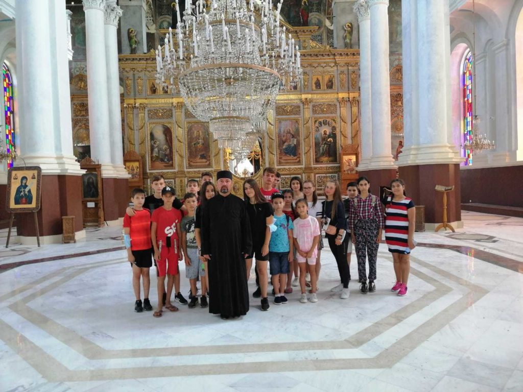 Peste două mii de tineri din Eparhia Dunării de Jos participă gratuit la tabere de vară