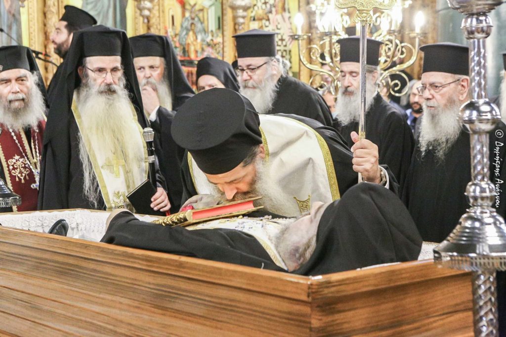 Το “ύστατο χαίρε”  στον μακαριστό Ιεροκήρυκα π. Σεραφείμ Ζαφείρη