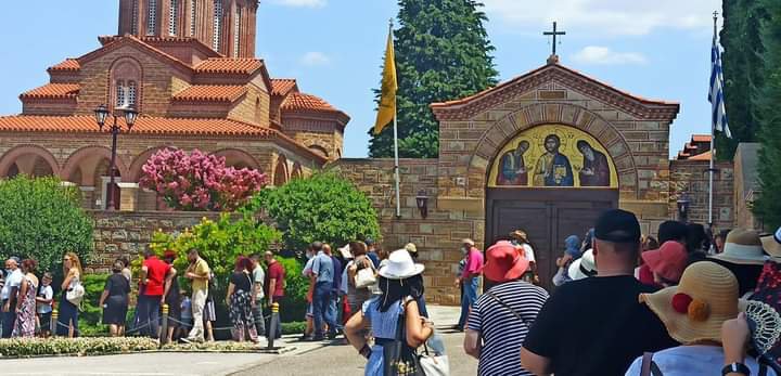 Хиляди се стекоха за поклонение на гроба на св. Паисий в Суроти