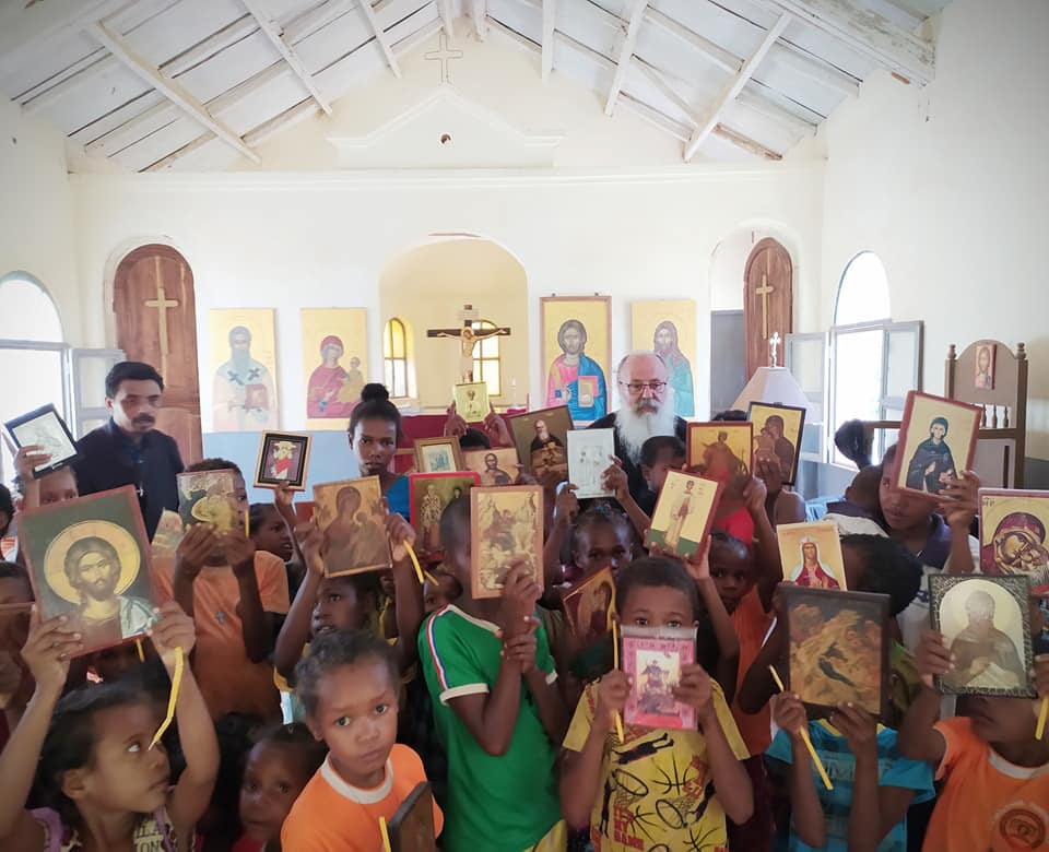 Β. Μαδαγασκάρη: Νεοφώτιστοι με τις εικόνες στα χέρια μετά την βάπτισή τους