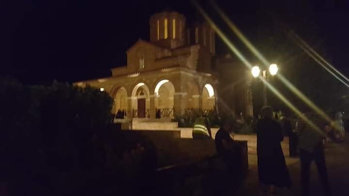 صور مأخوذة اليوم عند الرابعة فجرًا والآلاف مِن المؤمنين يصطفون أمام قبر القدّيس باييسيوس لينالوا بركة منه في عيده. (سوروتي – تسالونيكي).