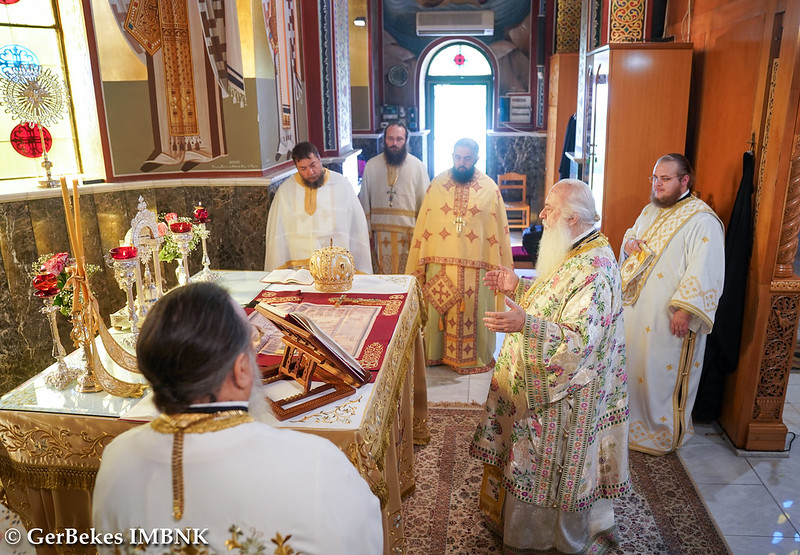 «Χω­ρίς να ζητούν αμοιβή, αλ­λά προσ­φέροντας με αγάπη στους αδελ­φούς τους αδιακρίτως»