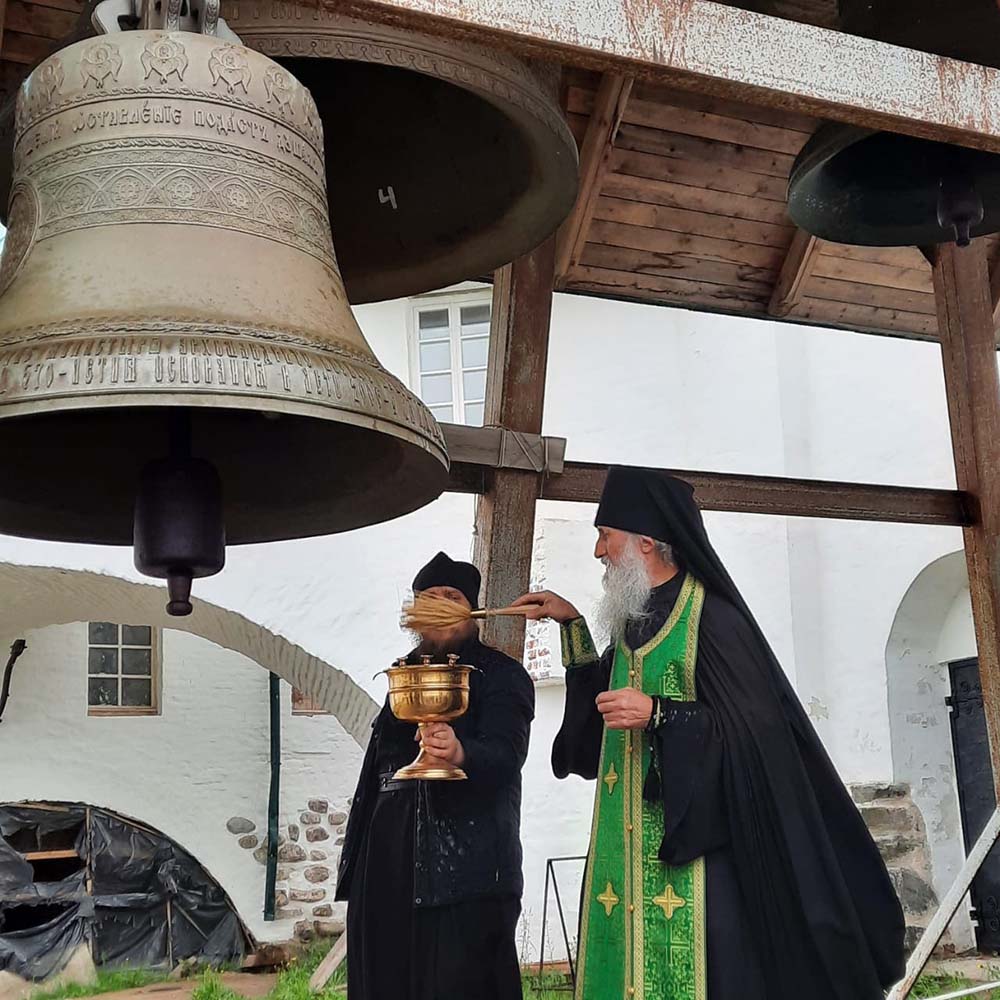 На Соловках завершена установка монастырской звонницы
