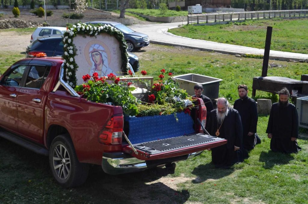 Episcopia Hușilor își serbează ocrotitoarea: Procesiune cu moaștele Sfintei Chiriachi