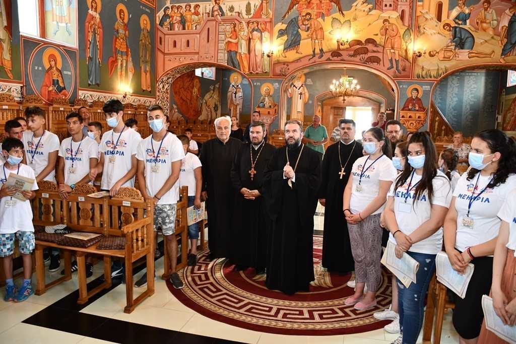 PS Lucian, „în inima satului”: S-a rugat și a stat de vorbă cu tinerii în tabăra de la Mehadia
