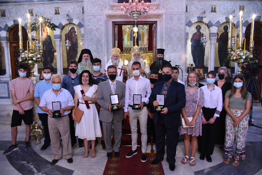 Ο μεγαλόσταυρος του Αποστόλου Παύλου στη βραβευθείσα Κορινθιακή νεολαία και σε εθελοντές επιτρόπους