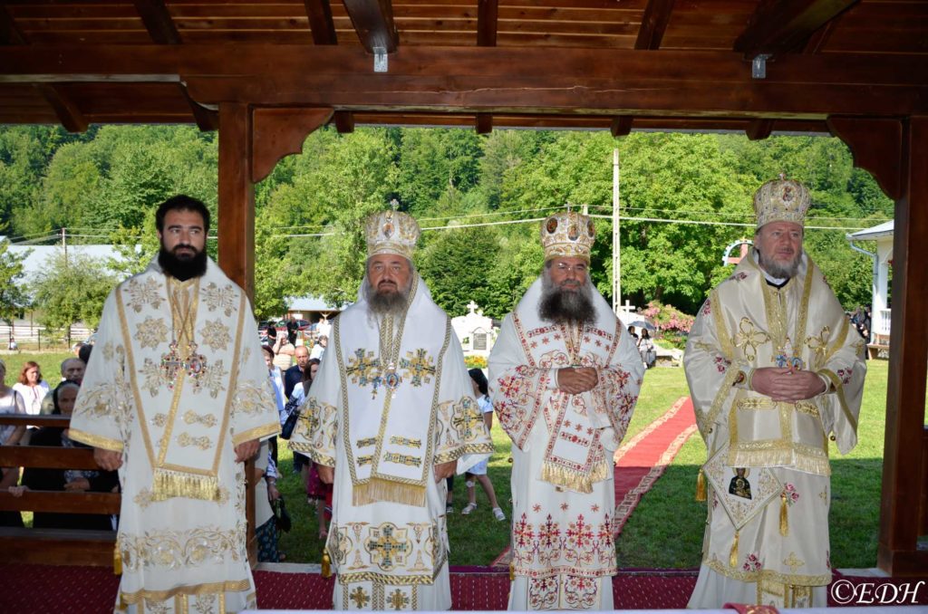 Patru ierarhi au slujit la Huta de sărbătoarea fiilor satului: În imagini