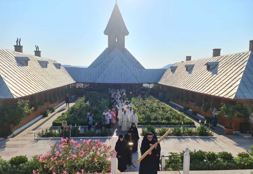Mitropolitul Ioan la hramul Mănăstirii Sf. Ana – Orşova: Oamenii care stau lângă Iisus sunt întregi la minte