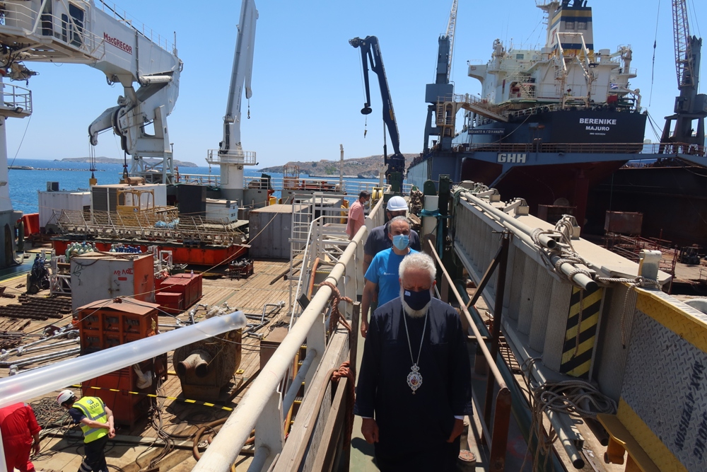 Ο Μητροπολίτης Σύρου στο Ναυπηγείο του “Νεώριου”