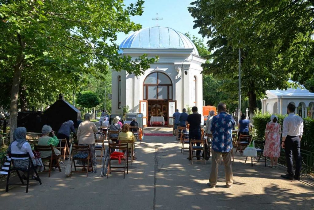 Sf. Epictet și Astion, model de comuniune: Capela Cimitirului „Izvorul Nou” și-a serbat al doilea hram