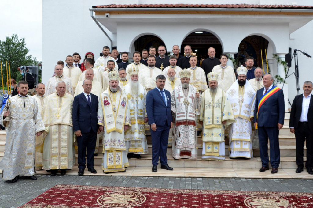 Cinci ierarhi au târnosit noua biserică din satul Gothatea, Hunedoara