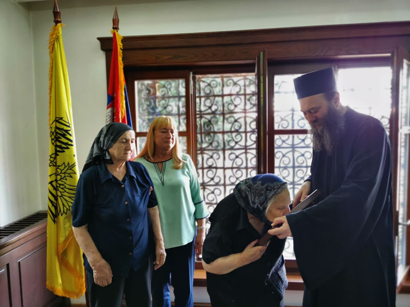 Η Μονή Χιλανδαρίου στηρίζει μητέρες θυμάτων του UCK