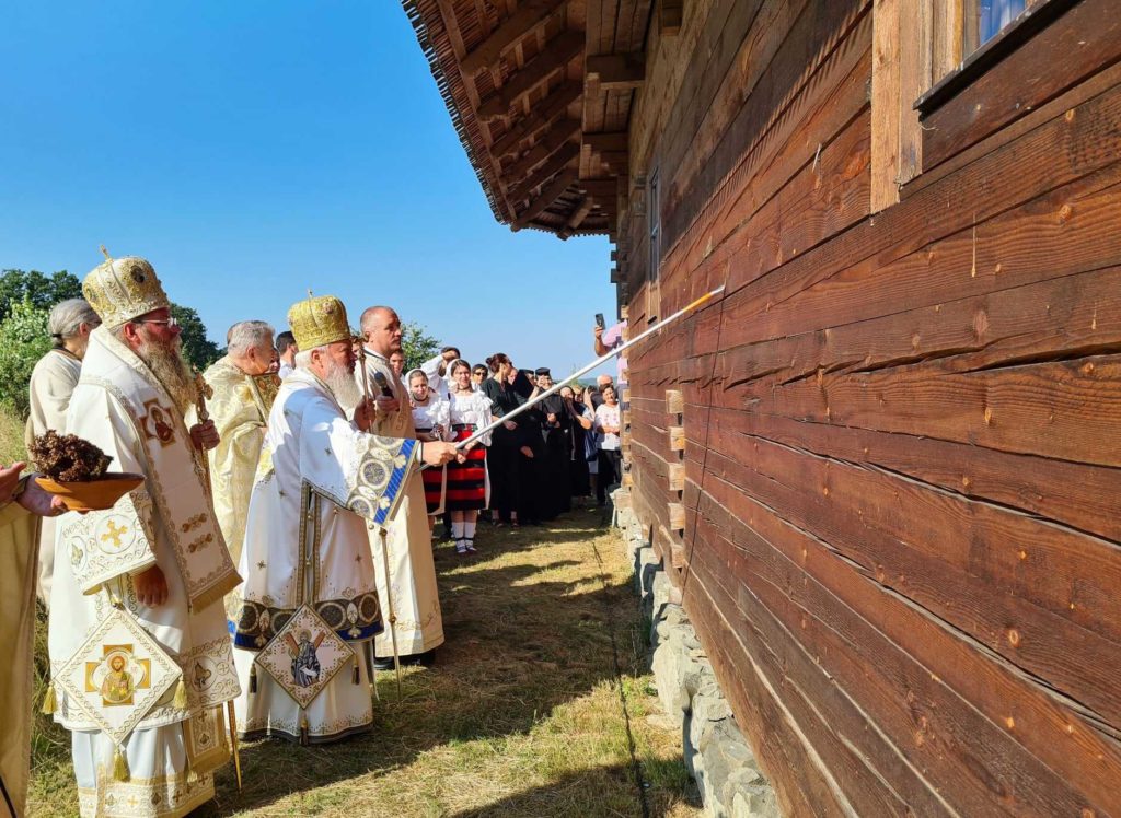 Mitropolitul Clujului a sfințit biserica mănăstirii pe care a înființat-o în satul natal
