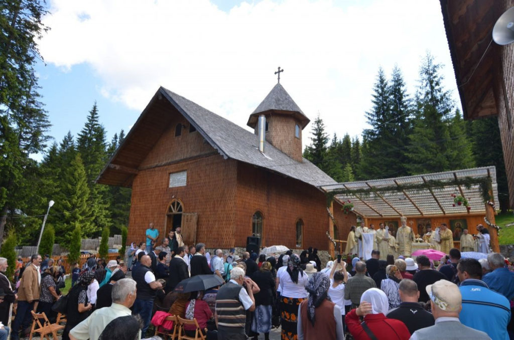 Slujire arhierească la Mănăstirea Peștera din județul Dâmbovița