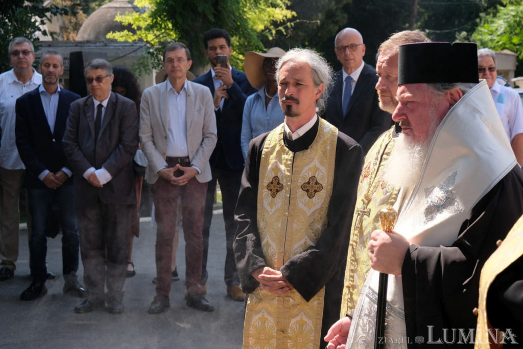 Buchet de pricesne închinate Maicii Domnului la Paraclisul Catedralei Naționale