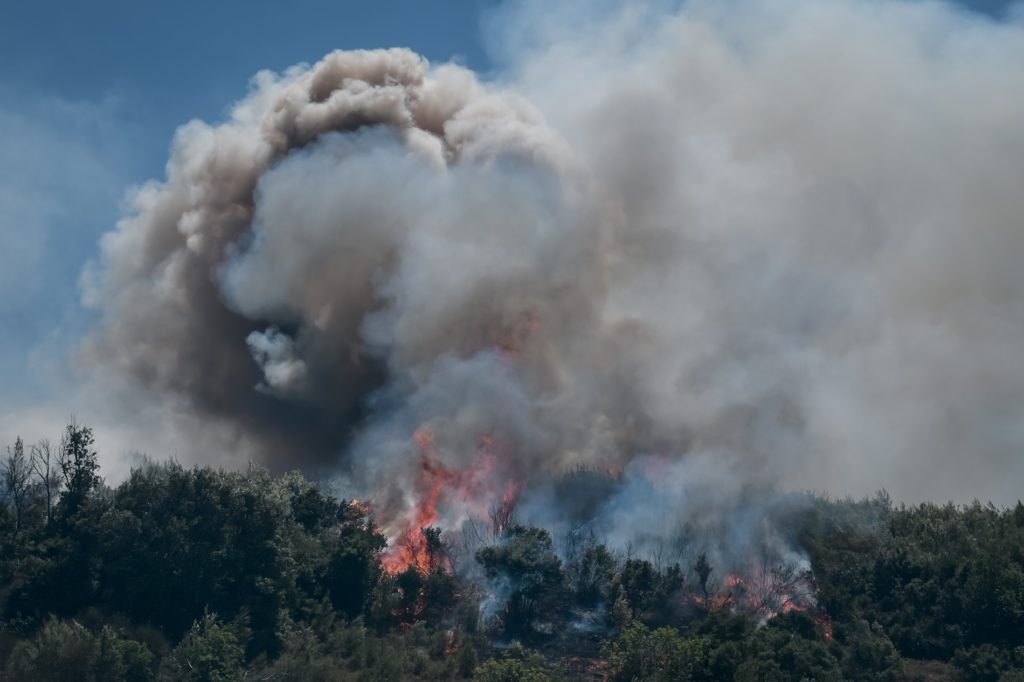 Σε εξέλιξη πυρκαγιές σε όλη τη χώρα – Διακοπή κυκλοφορίας στον Βαρνάβα