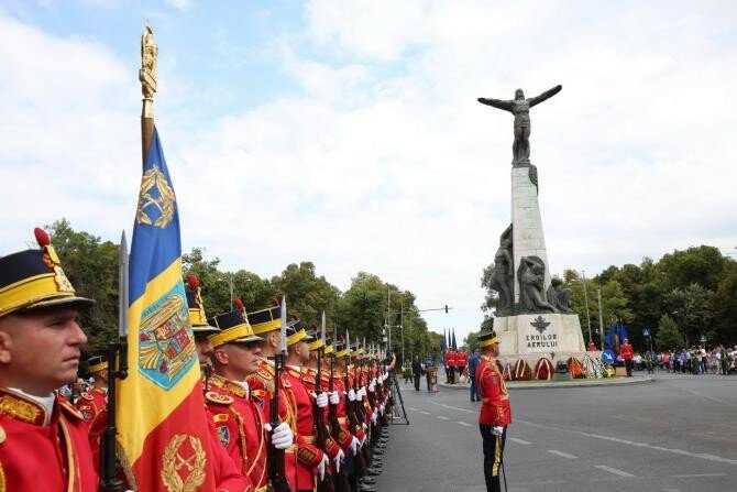 Ziua Aviaţiei Române şi a Forţelor Aeriene. Ceremonie militară în Bucureşti