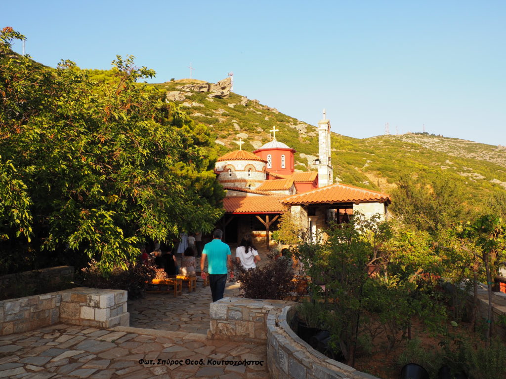 Με ευλάβεια οι πιστοί στο Μετόχι Αγίου Παντελεήμονα Κοκκιναρά Πεντέλης