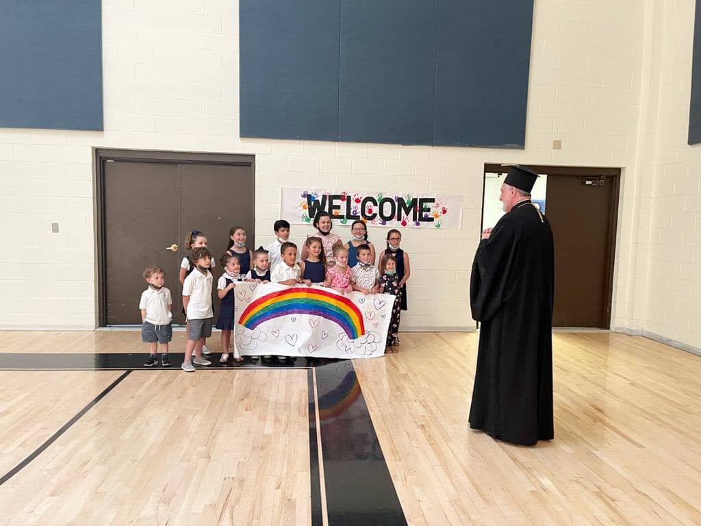 Τα παιδιά υποδέχθηκαν με χαρά τον Αρχιεπίσκοπο Αμερικής