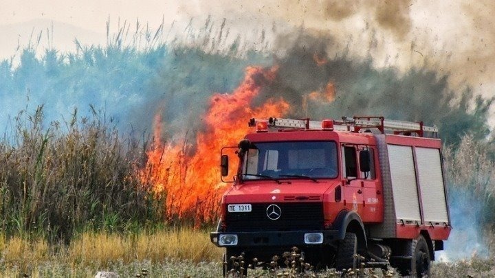 Πυρκαγιά στη Σταμάτα Αττικής, κοντά σε κατοικίες