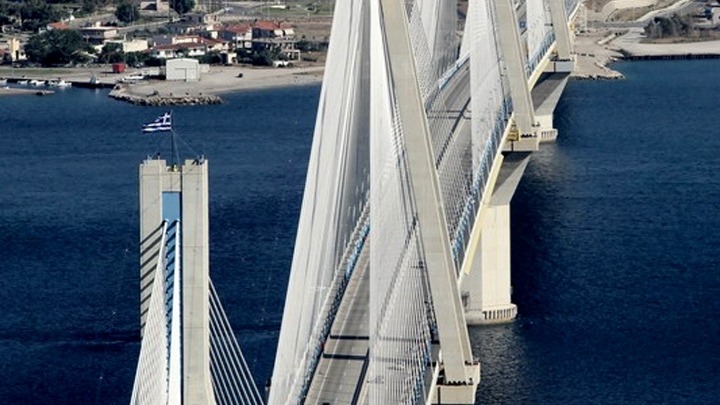 Διακόπηκε η κυκλοφορία στη γέφυρα Ρίου – Αντιρρίου λόγω της φωτιάς