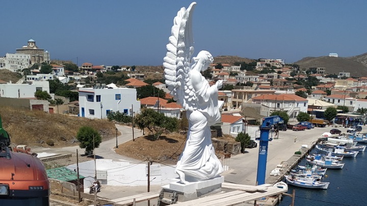 Άγαλμα της «Δόξας των Ψαρών» στη Μαύρη Ράχη