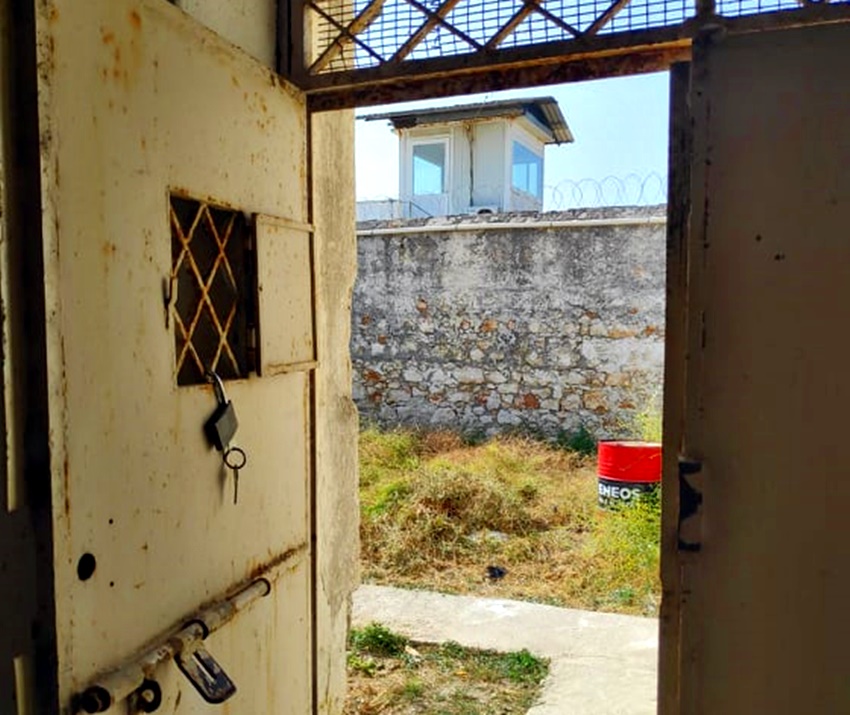 Στα “κελιά των μελλοθανάτων” στις φυλακές της Αγυιάς (ΕΙΚΟΝΕΣ)