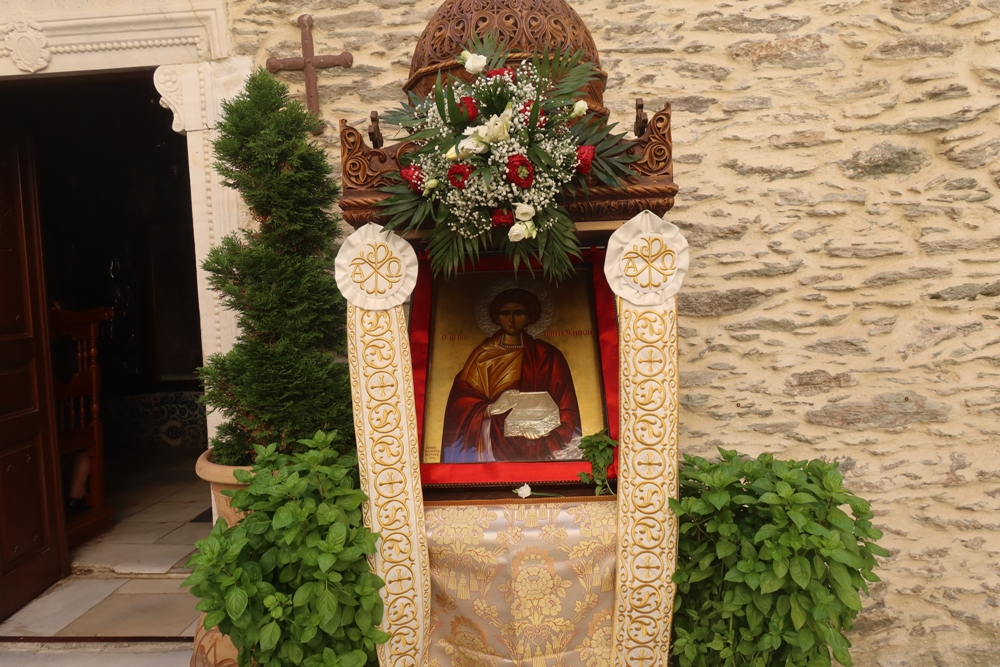 ΑΝΔΡΟΣ: Λιτάνευση της τιμίας Κάρας του Αγίου Παντελεήμονος