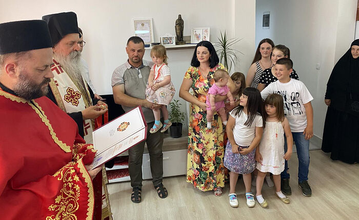 Το Πατριαρχείο Σερβίας στηρίζει την πολύτεκνη οικογένεια